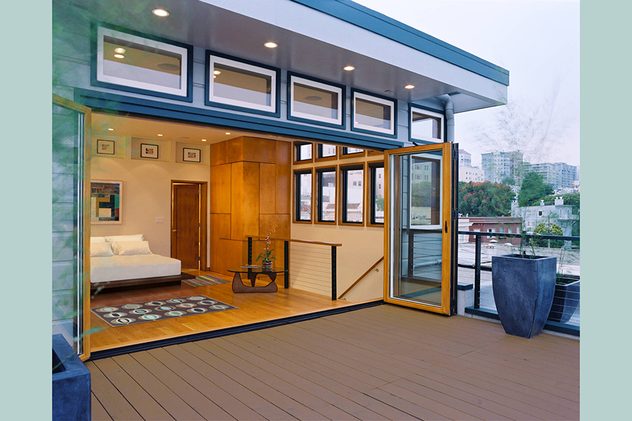 Thiết kế phòng ngủ trên sân thượng mang lại không gian sống hoàn toàn mới mẻ, với không gian thoáng đãng, tiện nghi và yên tĩnh. Với lối kiến trúc sáng tạo và độc đáo, thiết kế phòng ngủ trên sân thượng được yêu thích bởi sự tiện ích và phong cách sống hiện đại.